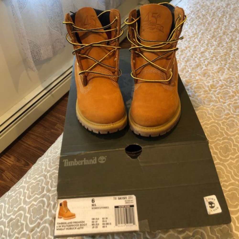 Timberland boots - women’s size 6 nubuck and navy